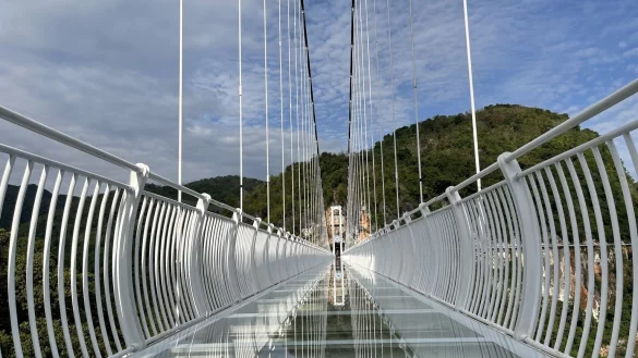 Bach-Long-Glasbr&uuml;cke - &copy; Foto: -/Moc Chau Island/dpa