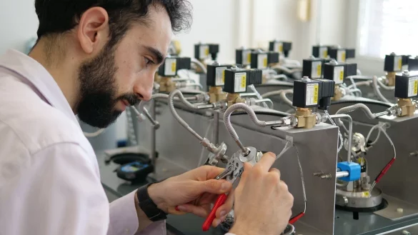 Cyprien Verseux im Labor - &copy; Foto: ZARM, Universit&auml;t Bremen/dpa