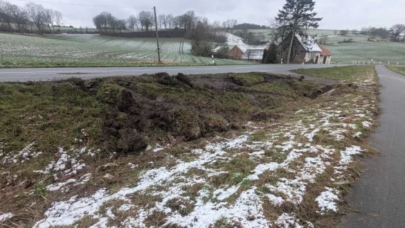 Die Spuren des Unfalls von Donnerstagabend am Elend. - © Mario Hecker