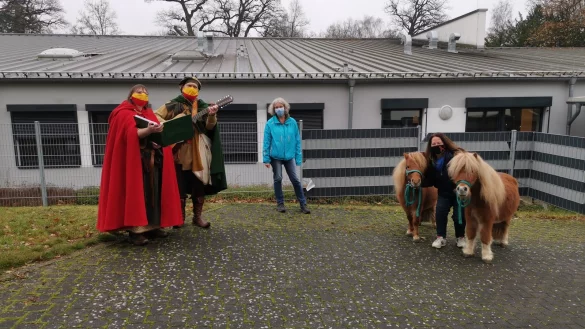 Claudia und Henning Diekmann (von links), Dorothée Düpont, Leiterin des Brustkrebs-Zentrums am Klinikum, und Sabine Mirbach mit ihren beiden Ponys - © Fotorechte: Sabine Mirbach