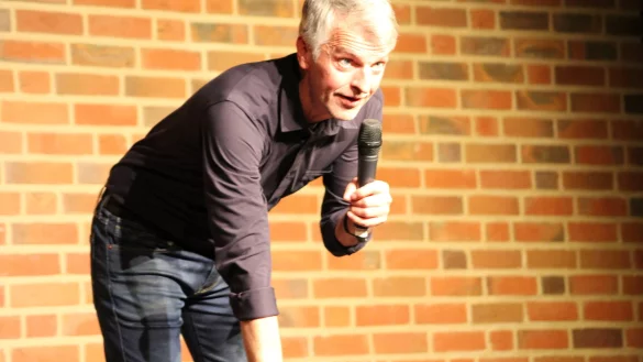 Multitalent: Johannes Fl&ouml;ck gibt auf der B&uuml;hne Vollgas und trifft den Nerv des Publikums. - &copy; Sandra Castrup