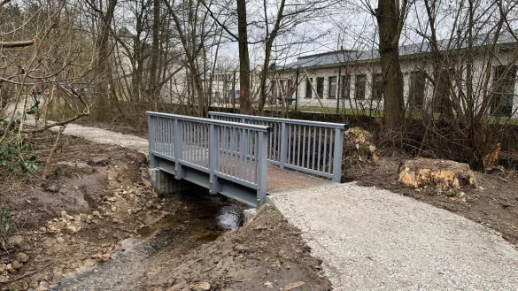 Eine neue Brücke führt über den Haferbach in Ehlenbruch. - © Stadt Lage