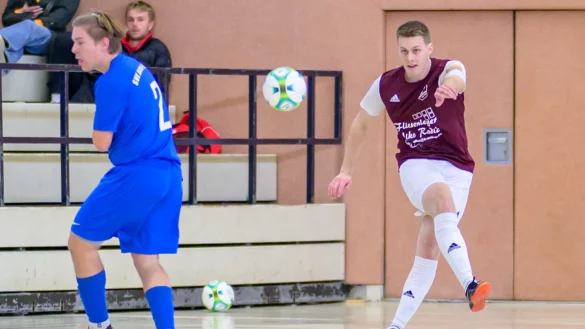 Falk Rosenke von der SpVg Hagen-Hardissen nimmt im Spiel gegen den Bezirksligisten SVE Jerxen-Orbke Ma&szlig;, dessen Spieler Max Weiler dreht sich ab. - &copy; Egon Penner