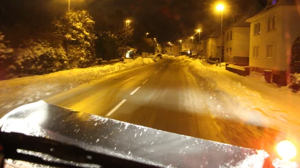 Fr&uuml;hmorgens sind die Mitarbeiter des Bauhofs auf den R&auml;umfahrzeugen unterwegs, um die Stra&szlig;en von Schnee zu befreien. Nicht immer ganz einfach, wenn geparkte Autos die Fahrbahn verengen. Und ab und an muss der Winterdienst auch mal einen festgefahrenen Lkw befreien. - &copy; Astrid Sewing