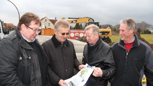 &Uuml;ber den Start der Bauarbeiten f&uuml;r das neue Baugebiet in Billinghausen freuen sich Victor Heidebrecht, Waldemar Zacher, Viktor Isaak und Reinhard Pl&ouml;ger. Foto: Becker