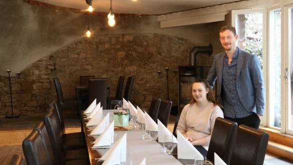 Denise und Marcel Nowak im Wintergarten des Gasthofes zum Donoperteich in Pivitsheide V.H. - &copy; Archivfoto: Alexandra Schaller