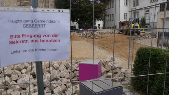 M&auml;ngelbeseitigung: Nach einer g&uuml;tlichen Einigung mit der Kirchengemeinde tauscht eine Gartenbaufirma das Pflaster des Kirchplatzes aus und verlegt es neu. - &copy; Jost Wolf