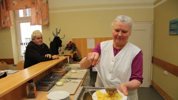 Freut sich aufs Mittagsmenü: Franz-Josef Ötter lässt sich in der Stadtküche von Katharina Bojarow mit Essen versorgen. - © Jana Beckmann