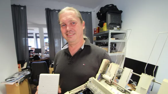 Relikte aus mehr oder weniger alten Computer-Zeiten: Experte Heiko Dross zeigt eine alte ISDN-Box f&uuml;r den Zugang ins Internet und einen Epson-Nadeldrucker aus den 90er Jahren. - &copy; Jens Rademacher