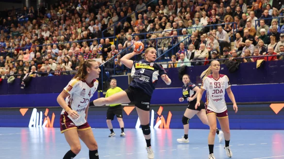 Aus dem Europapokal-Modus in den Bundesliga-Alltag: Für Kreisläuferin Laura Rüffieux und die HSG Blomberg-Lippe geht es in Leverkusen weiter. - © Paul Cohen