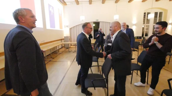 Der nur knapp unterlegene Kandidat der CDU und FDP, Heinz Blome (links), gratuliert dem k&uuml;nftigen B&uuml;rgermeister Heinz-Dieter Kr&uuml;ger (SPD). Noch-B&uuml;rgermeister Stefan Rother (ganz links) hat das Ergebnis kurz vorher verk&uuml;ndet. Ganz rechts freut sich der SPD-Stadtverbandsvorsitzende Celil &Ccedil;elik. Im Hintergrund steht R&uuml;diger Krentz (Zweiter von rechts), der auch als parteiloser Kandidat f&uuml;r die B&uuml;rgermeister-Wahl angetreten war und f&uuml;r die Stichwahl dann SPD-Mann Kr&uuml;ger unterst&uuml;tzt hatte. Foto: Jost Wolf - &copy; Jost Wolf