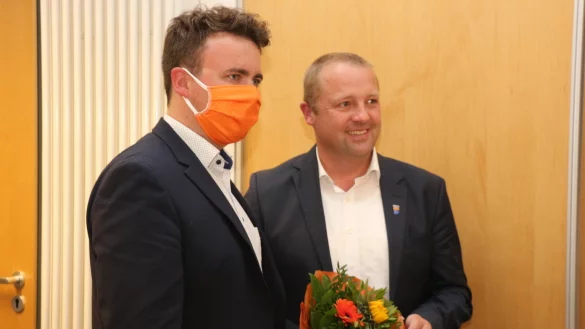 Im Jahr 2020 gratulierte Julian Gerber, Fraktionschef der CDU, Mario Hecker noch zur Wahl. Damals gehörte die Partei zum Bündnis, das den parteilosen Bürgermeister stützte. Jetzt wird Gerber zum Konkurrenten. - © Katrin Kantelberg(LZ)