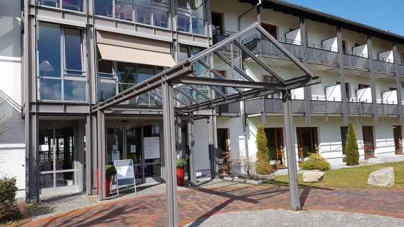 In der Rose-Klinik sind nach aktuellem Stand 32 Patienten und 15 Mitarbeiter mit dem Virus infiziert. - © Marianne Schwarzer