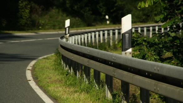 Symbolfoto Unfall - Junge Frau kracht in Leitplanke - © Monsterkoi / Pixabay