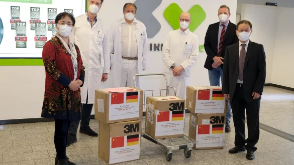 Freuen sich über die gespendete Schutzausrüstung: Ying Zhang, Prof. Dr. Karl-Dietrich Sievert, Leitender Arzt Neurologie, Chefarzt Prof. Dr. Cyrus Klostermann, Chefarzt Prof. Dr. Wolfgang Hiller, Dr. Johannes Hütte, Geschäftsführer des Klinikums, und Dr. Jiansheng Yin (von links). - © Klinikum Lippe