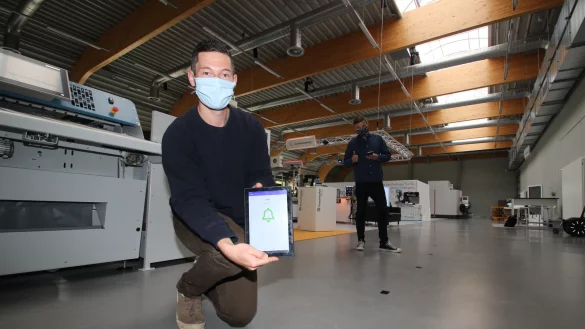 Andreas Schr&ouml;der (links) und Wirtschaftsinformatiker Alexander Kuhn (links) von der Technischen Hochschule in Lemgo testen in der "Smart Factory OWL" die neue App, die automatisch Abstandswarnungen ausspucken soll. - &copy; Jens Rademacher