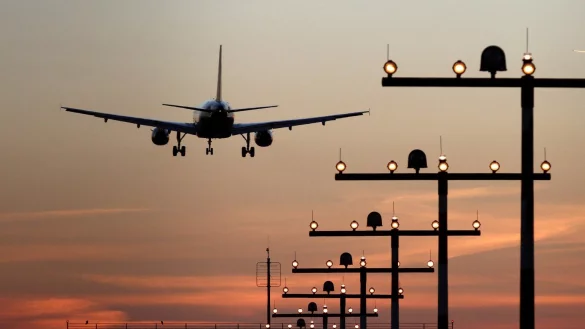 Flugzeug im Landeanflug - &copy; Foto: Kevin Kurek/dpa/Illustration