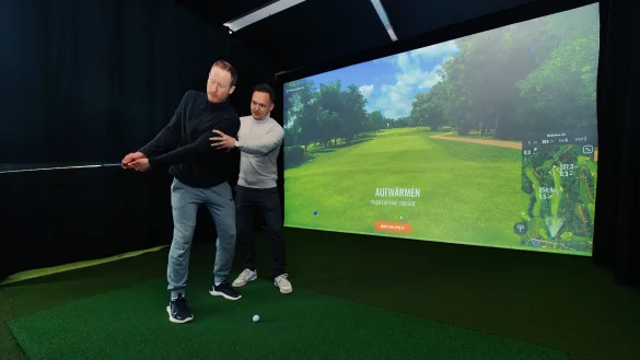 Jarrit Karaus bekommt vor den ersten Trainingsschlägen Haltungstipps von Patrick Wattenberg. Foto: Jörg Hagemann - © Jörg Hagemann