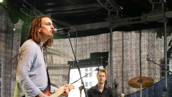 Daniel Benyamin und sein langj&auml;hriger musikalischer Partner Zar Monta Cola beim Auftakt der Sommerb&uuml;hne 2021. - &copy; Thomas Kr&uuml;gler