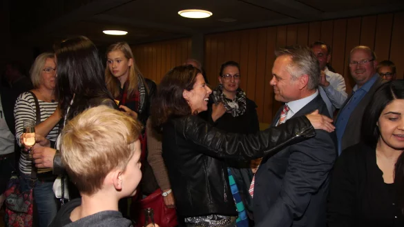 Im Mittelpunkt: Nachdem sein Sieg am Sonntagabend unter Dach und Fach war, standen die Gratulanten im Ratssaal bei Roland Thomas Schlange. 
- © Dieter Asbrock