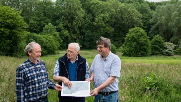 Bernd M&uuml;hlenmeier, Bernhard Brautlecht und Bernd Milde (von links) schmieden Naturschutzpl&auml;ne f&uuml;r die Fl&auml;chen am Duddenloch hinter ihnen. - &copy; Foto: Privat
