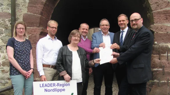 Die Regionalmanager Diana Rieke und Borris Ortmeier sowie die vier
B&uuml;rgermeister Monika Rehmert, Mario Hecker, Friedrich Ehlert und J&uuml;rgen
Schell nehmen den F&ouml;rderbescheid von Konstantin Pl&uuml;mer von der
Bezirkregierung entgegen (von links). - &copy; Wulf Daneyko