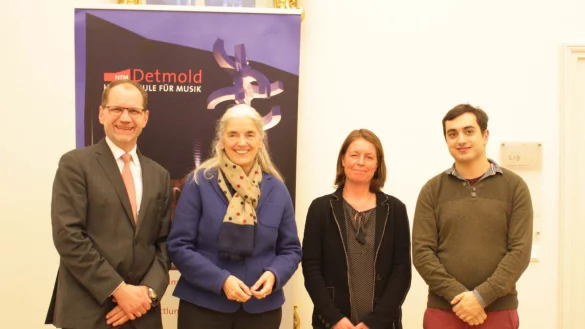 Bauen auf gute Zusammenarbeit: Hochschulrektor Prof. Dr. Thomas Grosse, Ministerin Isabel Pfeiffer-Poensgen, Gleichstellungsbeauftragte Prof. Godelieve Schrama und Vize-AStA-Chef Sascha Etezazi (von links). - &copy; HfM Detmold/Plettenberg