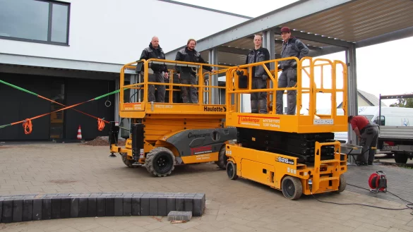 J&uuml;rgen Brauer (von links), Jan Vonhoff, Max Schienstpck und Christian Knaup von der Firma Sandmeier arbeiten an dem &uuml;berdachten Verbindungsgang, der die ehemalige Hauptschule und die Realschule verbindet.&nbsp; - &copy; Nadine Uphoff