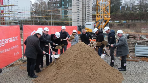 Stefan Witte (Vize-Pr&auml;sident TH OWL), Dr. Dieter Herr (Ministerium f&uuml;r Kultur und Wissenschaft), Landrat Dr. Axel Lehmann, Marc Wieneke und Tim Schneider (Bauunternehmen Eggersmann), Nicole Soltwedel (Kanzlerin TH OWL), Thomas Lammering und B&uuml;rgermeister Rainer Heller (Stadt Detmold), Prof. J&uuml;rgen Krahl (Pr&auml;sident TH OWL) und Guido Falkemeier (Dekan Medienproduktion) (von links) beim symbolischen ersten Spatenstich. - &copy; Jana Beckmann