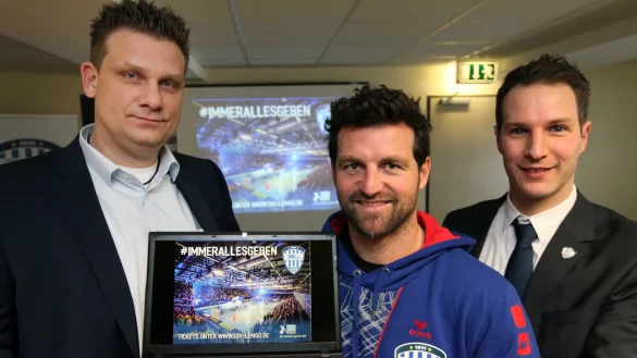 Geben alles für eine volle Halle: Jörg Zereike, Florian Kehrmann und Christian Sprdlik stellen die neue Großplakataktion vor. - © Bernhard Preuß