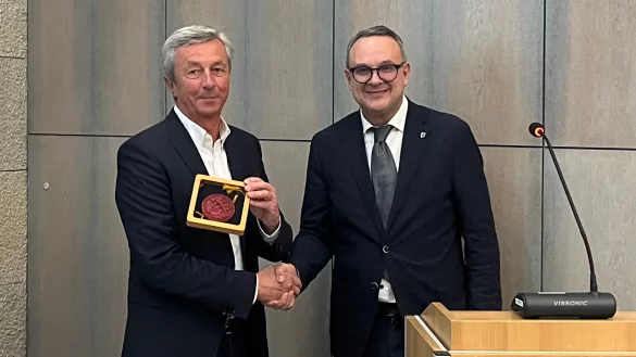 Wolfgang Jäger (links) wird das Stadtsiegel der Alten Hansestadt Lemgo verliehen. Bürgermeister Markus Baier (rechts) überreicht ihm die Auszeichnung und gratuliert. (Foto: Alte Hansestadt Lemgo) - © Alte Hansestadt Lemgo