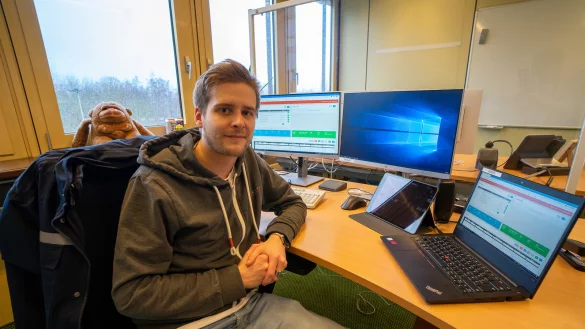 Statt Klemmbretter zu desinfizieren, hat sich Tobias Stelter der Datenverarbeitung angenommen.&nbsp; - &copy; Astrid Sewing(LZ)