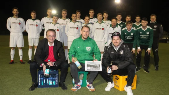 Preisübergabe: (vorne von links) Björn Spisla von Bad Meinberger mit den Video-Verantwortlichen des TuS Eichholz-Remmighausen Tim Hosch und Tom Silas Möller sowie dem gesamten TuS-Team (im Hintergrund). - © Sebastian Lucas