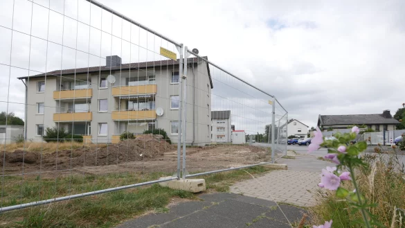 Pl&ouml;tzlich steht der Bauzaun da: Die Arbeiten am Fachmarktzentrum in der Kampstra&szlig;e in Horn haben begonnen. Im Bild zu sehen ist das Sechs-Pateien-Mietshaus, was - neben einem Drei-Parteien-Mehrfamilienhaus in der Wiesenstra&szlig;e - abgerissen werden soll. Noch wird es von zwei Parteien bewohnt. - &copy; Jost Wolf