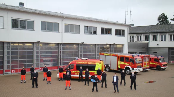 Weihnachtsbesuch bei der Feuerwehr: B&uuml;rgermeister Hilker mit der Wachabteilung 3 der Feuerwehr&nbsp;Detmold - &copy; Stadt Detmold