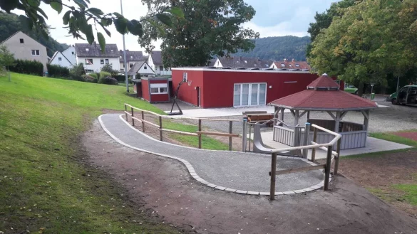 Auf dem Spielplatz in Erder k&ouml;nnen jetzt auch Kinder mit Handicap spielen. - &copy; Mario Hecker