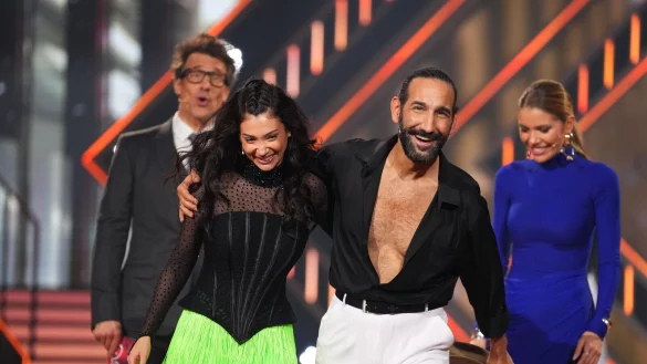 Die Entscheidung ist gefallen: Paola Maria aus dem Kreis Minden-Lübbecke tanzt mit Massimo Sinató. Im Hintergrund das bewährte "Let's Dance"-Moderatoren-Team Victoria Swarovski und Daniel Hartwich. - © Foto: RTL / Stefan Gregorowius