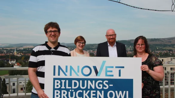 Wollen berufliche und akademische Bildung mit den Bildungsbr&uuml;cken OWL vernetzen: Prof. Andreas Welling, Svenja Claes (TH OWL), Achim Gerling und Heike Timmermann (TH OWL). - &copy; Katrin Kantelberg
