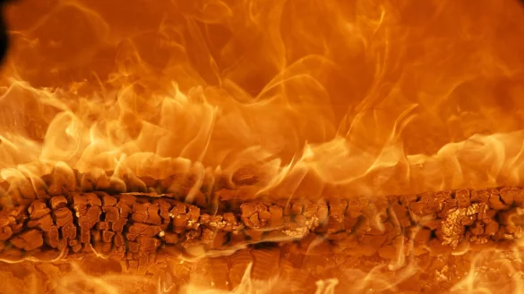 Gleich dreimal brennt es innerhalb von einem Jahr in Lage. Wer ist für die furchtbaren Taten verantwortlich? - © Symbolbild: Pixabay