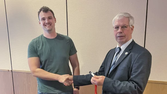 Helmuth Sage, rechts, übergibt nach Jahrzehnten im Ehrenamt den Stab in Form eines Sticks mit allen wichtigen Daten weiter an die neue Generation. Der 35-Jährige Kim Griese ist der neue Chef des Lippischen Fischereivereins. - © Lippischer Fischereiverein