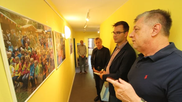 KOMM-Leiter Uwe Fauck (von rechts) f&uuml;hrt Sebastian W&ouml;hler vom Energieunternehmen Westfalen Weser durch die Bilderausstellung, die der Verein eigens f&uuml;r die Preis&uuml;bergabe erarbeitet hat. Volker Schubach (Parit&auml;tischer Wohlfahrtsverband), Uwe Sch&uuml;nemann (K&auml;mmerer Stadt Barntrup) und Andreas Wilde (Vorsitzender des Ausschusses f&uuml;r Schule, Soziales und Generationen) h&ouml;ren zu. - &copy; Jens Rademacher