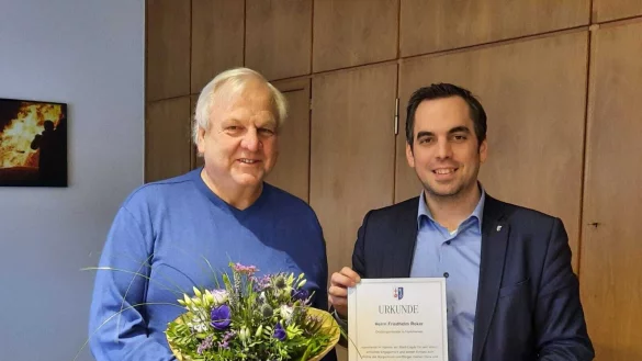 Friedhelm Reker (links) wird als Ortsbürgermeister von Hummersen von Lügdes Bürgermeister Torben Blome verabschiedet. - © Stadt Lügde