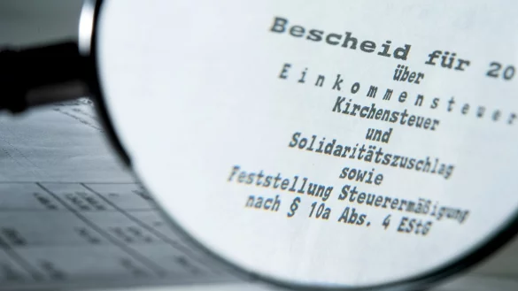 Den Steuerbescheid gut unter die Lupe nehmen - &copy; Foto: Franziska Gabbert/dpa-tmn