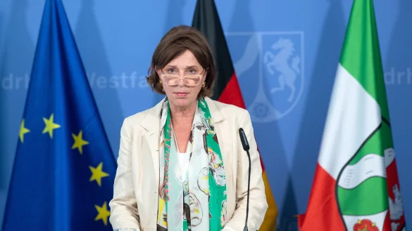 Yvonne Gebauer (FDP), Nordrhein-Westfalens Schulministerin, spricht w&auml;hrend einer Pressekonferenz. - &copy; Federico Gambarini/dpa