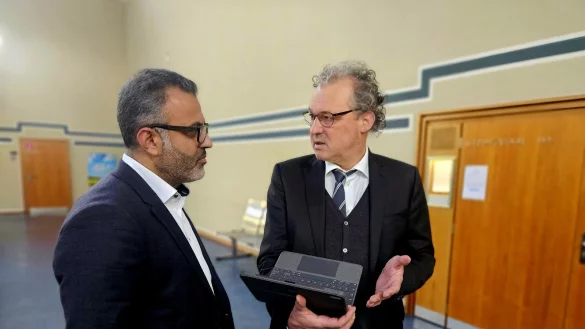 Die Verteidiger Bahattin Koyun (links), der die Kanzlei-Mitarbeiterin vertritt, und Georg Schulze besprechen sich während einer Unterbrechung. Weiterverhandeln macht am fünftenm Prozesstag keinen Sinn, dafür ist der Gesundheitszustand der angeklagten Anwältin zu instabil. - © Janet König