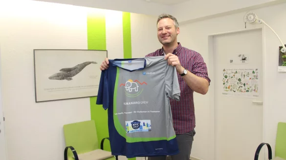 F&uuml;r seinen Lauf hat sich Dr. Markus B&uuml;ker extra ein Shirt bedrucken lassen. - &copy; Freya K&ouml;hring