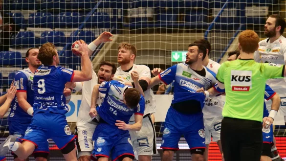 Ganz sch&ouml;n eng: Jonathan Carlsbogard sucht die L&uuml;cke in der Leipziger Abwehr. - &copy; J&ouml;rg Hagemann