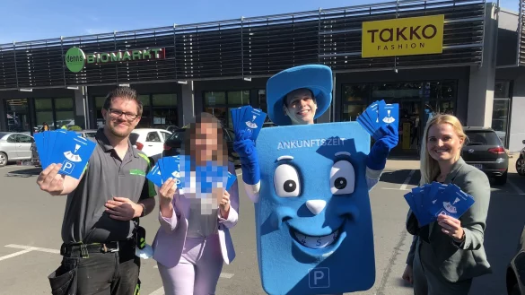 Die Einhaltung der Park-Etikette am Fachmarktzentrum &bdquo;Alte Post" fordern (von links) Pascal Burgschweiger, Prokurist beim Facilityservice OWL FSO, die Expansionsmanagerin von &bdquo;Fair Parken", die laufende Parkscheibe &bdquo;Parki", im echten Leben Stephan Hoffmann, sowie die Regionalleiterin West von &bdquo;Fair Parken", Annika Pastuschka.&nbsp; - &copy; Till Brand