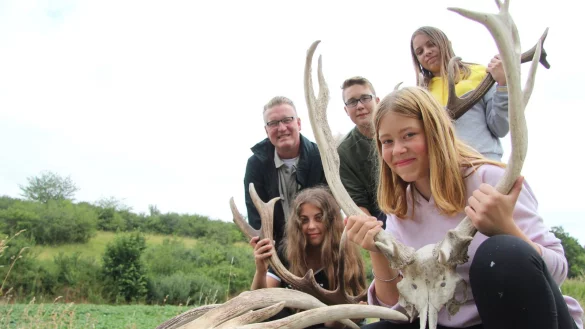 Natur zum Anfassen: Oliver Droste pr&auml;sentiert seinen Sch&uuml;lern (von links) Ruth, Julian, Emily und Johanna die Geweihe von Rot- und Dammhirsch.&nbsp; - &copy; Carolin Brokmann-F&ouml;rster