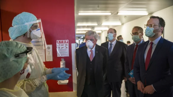 Ein Bild, das Besch&auml;ftigte in der Krankenpflege derzeit w&uuml;tend macht: F&uuml;hrende Politiker informieren sich &uuml;ber die Belastung in der Krankenpflege, wollen die versprochenen steuerfreien Bonuszahlungen f&uuml;r Schwestern und Pfleger aber nicht zahlen. - &copy; Verwendung weltweit